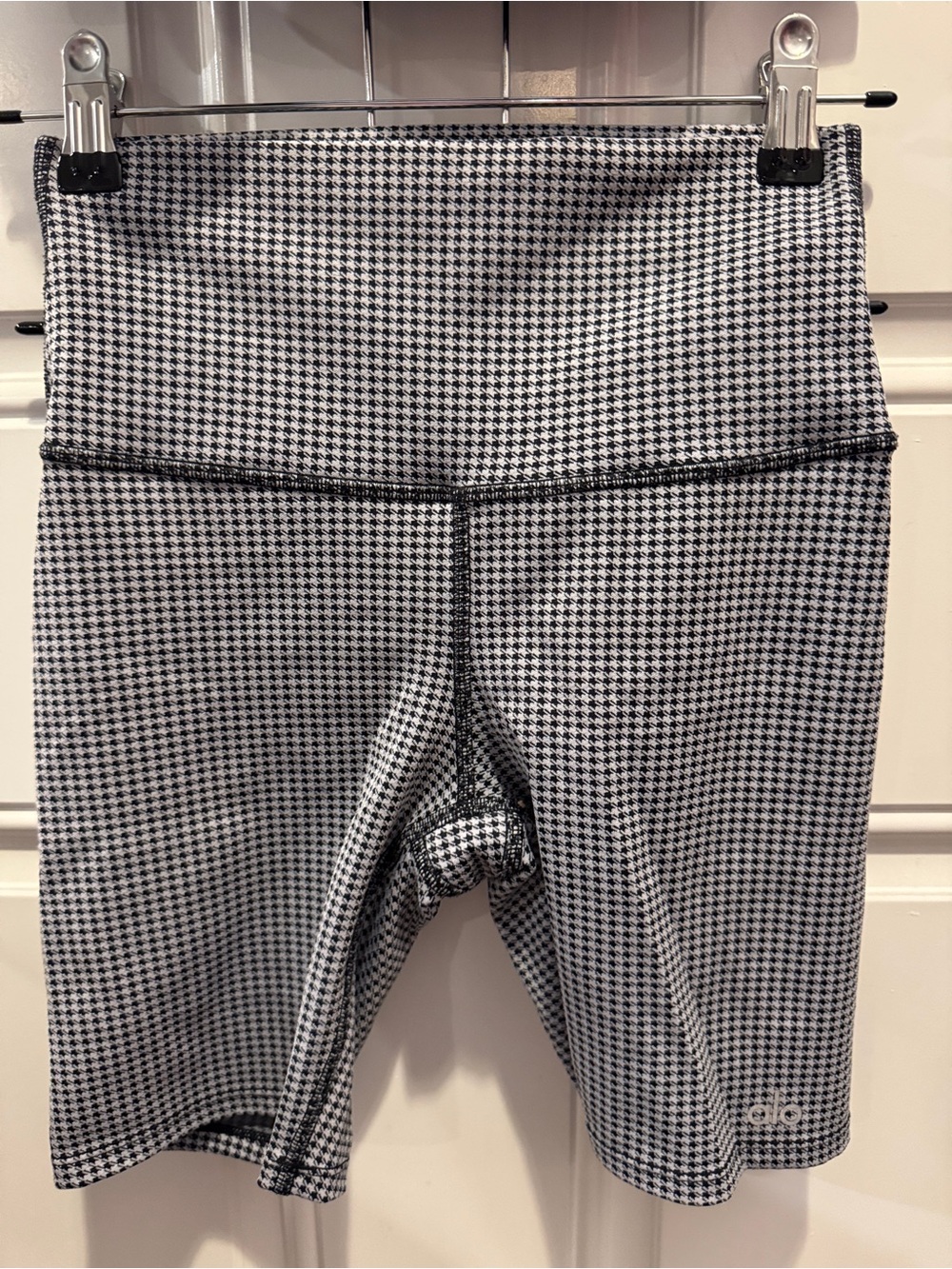 ALO Yoga Airtech Micro Houndstooth Bra & Micro Houndstooth Biker Short Set $158 - Picture 10 of 16